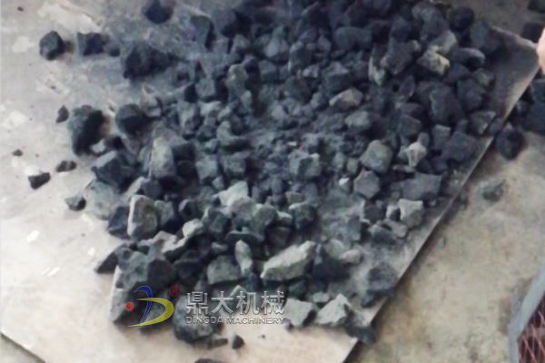 破碎后的木炭 破碎后的木炭